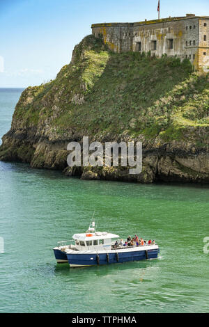 TENBY, Pembrokeshire, Wales - AUGUST 2018: kleine Hafenrundfahrt Schiff in ruhiges Wasser in der Nähe des Hafen von Tenby, West Wales. Stockfoto