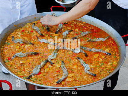 Spanische Meeresfrüchte Paella im Freien, Küche von einem Koch Stockfoto