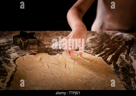 Kleiner Junge, Sternförmigen Sugar Cookies Stockfoto