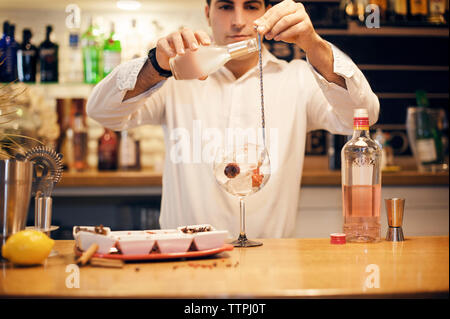 Junge Barkeeper cocktail vorbereiten am Zähler Stockfoto