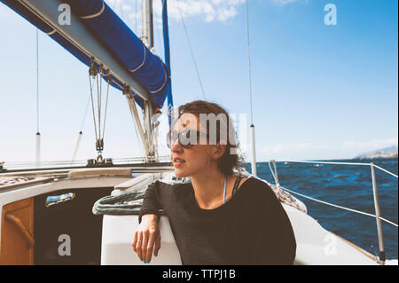 Junge Frau im Segelboot auf das Meer gegen Sky Stockfoto