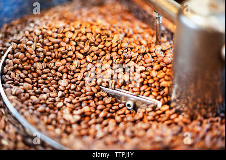 Nahaufnahme von Kaffeebohnen in Kaffeeröster Stockfoto