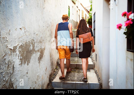 Ansicht der Rückseite des Paar klettern Treppe inmitten von Gebäuden Stockfoto