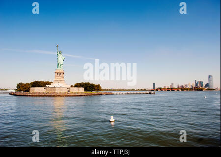 Freiheitsstatue auf der Insel gegen den blauen Himmel Stockfoto