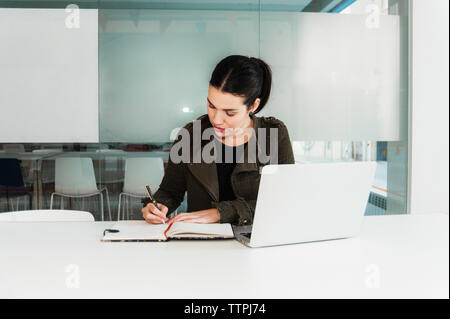 Junge Hispanic Frau Arbeiten am Laptop im Klassenzimmer Stockfoto