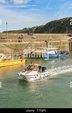 SAUNDERSFOOT, Pembrokeshire, Wales - AUGUST 2018: kleines Motorboot aus dem Hafen in Saundersfoot, West Wales. Stockfoto