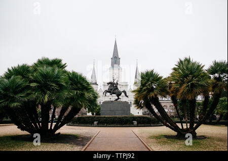 Andrew Jackson Statue und St. Louis Kathedrale gegen den klaren Himmel Stockfoto