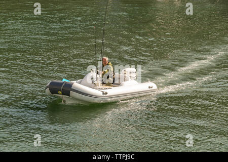 SAUNDERSFOOT, Pembrokeshire, Wales - AUGUST 2018: Beiboot mit Aussenborder aus dem Hafen in Saundersfoot. Angelruten sind angefügt Stockfoto