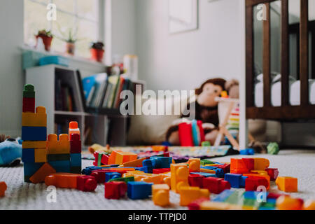 Unordentliche Bausteine im Kinderzimmer Stockfoto