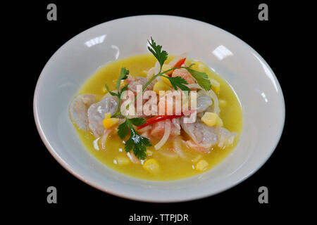 Peruanische Meeresfrüchte Ceviche in einer Schüssel mit schwarzem Hintergrund Stockfoto