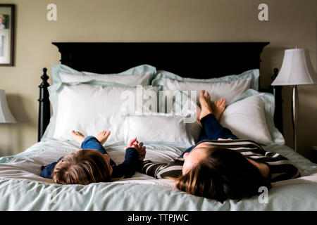 Mutter und Tochter auf dem Bett zu Hause liegen Stockfoto