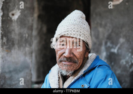 Close-up Portrait von bärtigen älteren Mann, warme Kleidung in der Stadt Stockfoto