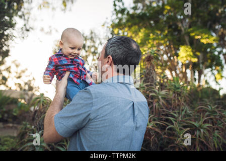 Vater mit Sohn beim Spielen im Park Stockfoto