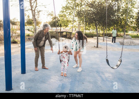 Familie am Spielplatz Stockfoto