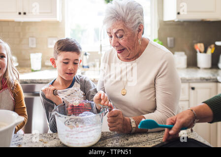 Mehr-generationen-Familie kochen Pfannkuchen zum Frühstück Stockfoto