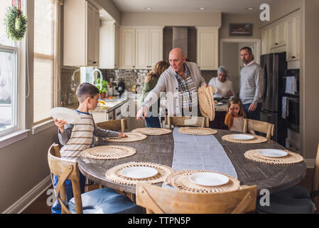Familie Einstellung der Küche Tisch für Frühstück Stockfoto