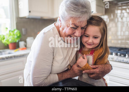 In der Nähe der Großmutter umarmt Urenkelin Stockfoto