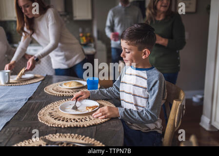 Junge Pfannkuchen essen für Frühstück Stockfoto