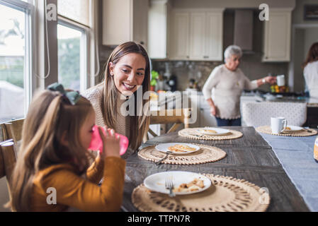 Mehr-generationen-Familie Pfannkuchen essen für Frühstück Stockfoto