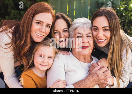 Portrait von mehrgenerationenhäusern Frauen enger zusammen Stockfoto
