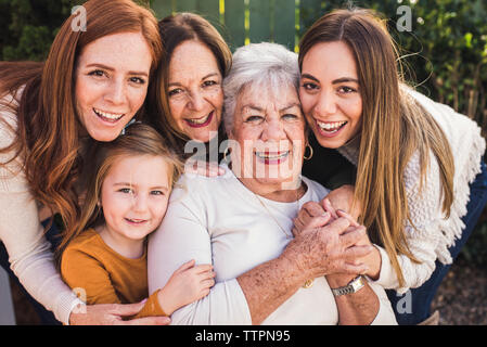 Portrait von mehrgenerationenhäusern Frauen enger zusammen Stockfoto