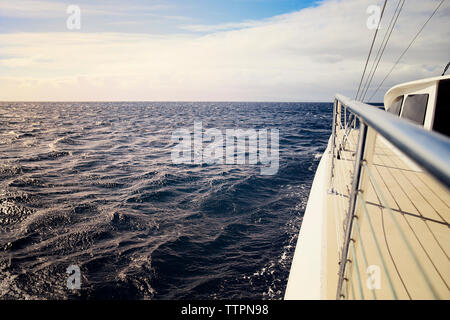 7/8 Image der Boot im Meer gegen Sky Stockfoto