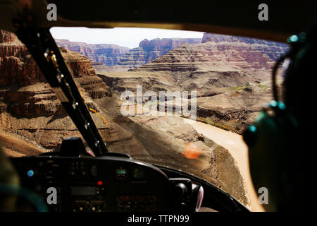 Blick auf die Berge von Helicopter Cockpit gesehen Stockfoto