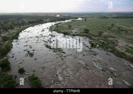 Luftaufnahme von Fluss inmitten einer Landschaft in der Serengeti National Park Stockfoto