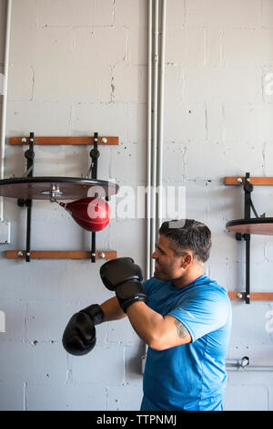 Boxer Stanzgeschwindigkeit Bag von Wand in der Turnhalle Stockfoto