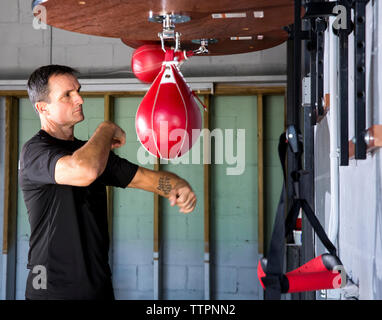 Boxtrainer Stanzgeschwindigkeit Beutel in der Turnhalle Stockfoto