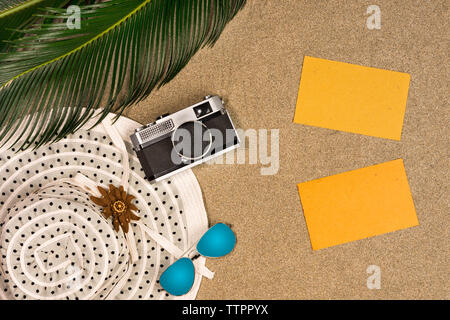 Flach, Ansicht von oben Sommer Zubehör beachten Sie Papier am Strand Travel Concept Stockfoto