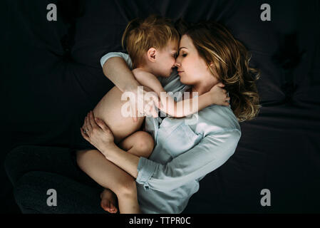 Ansicht von oben von Mutter und Sohn schlafen auf Bett zu Hause Stockfoto