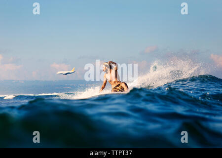Mitte der erwachsene Mann Surfen im Meer Stockfoto