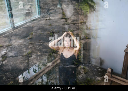 Doppelbelichtung selbstbewusste Frau und Fußweg Stockfoto