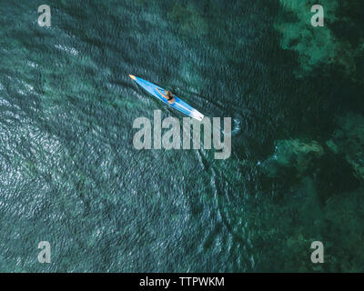 Junge Frau am Stand Up Paddling Board Stockfoto