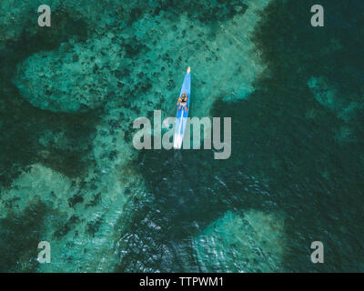 Junge Frau am Stand Up Paddling Board Stockfoto