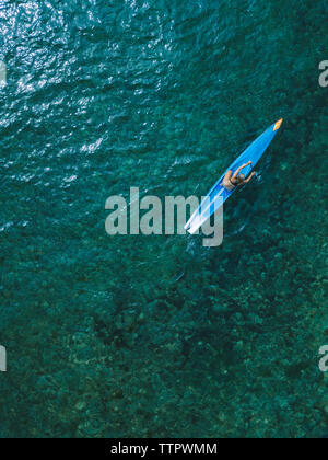 Junge Frau am Stand Up Paddling Board Stockfoto