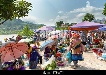 Frauen Shopping im lokalen Markt, Bac Ha, Lao Cai Provinz, Vietnam, Asien, Stockfoto