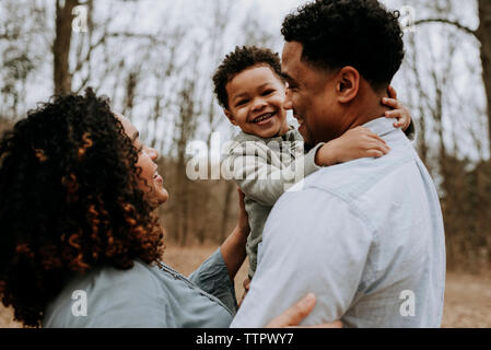 Glückliche Eltern mit Sohn im Wald genießen. Stockfoto