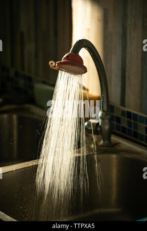 Fließendes Wasser aus dem Wasserhahn in der Küche Stockfoto