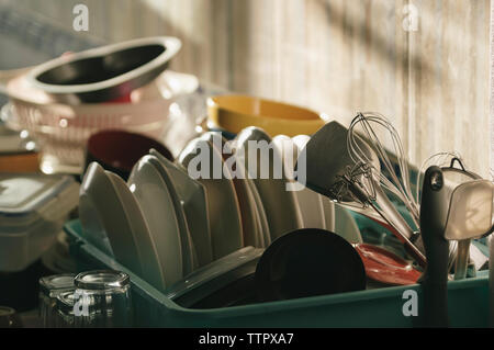 Close-up von Utensilien im Eimer auf der Arbeitsplatte in der Küche zu Hause. Stockfoto