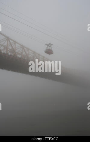 Low Angle View der Queensboro Bridge, und Roosevelt Island Tramway in nebligen Wetter Stockfoto