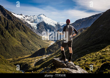 Trekker mit Blick auf Tal und Berge in Neuseeland Stockfoto