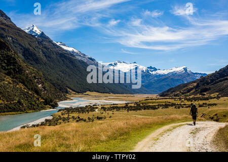 Abbildung Wandern auf schneebedeckte Berge in Neuseeland Stockfoto