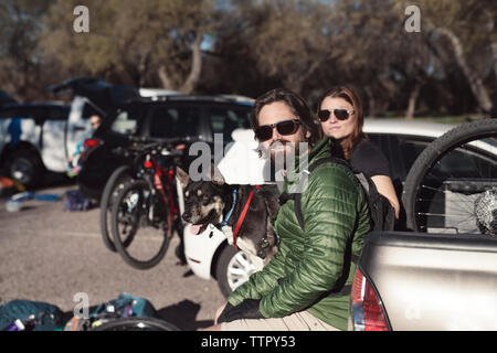 Seitenansicht Portrait von glückliches Paar sitzt im Pick-up-Truck Stockfoto