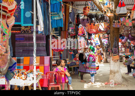 Frauen und Kinder auf dem Markt, Bac Ha, Lao Cai Provinz, Vietnam, Asien, Stockfoto