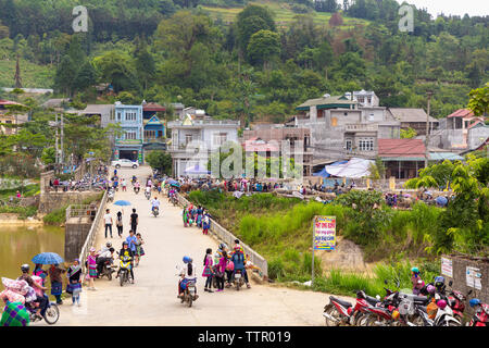 Überblick über die überfüllten Bac Ha Markt am Sonntag, Bac Ha, Lao Cai Provinz, Vietnam, Asien, Stockfoto