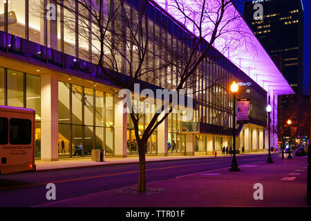 Das Kentucky International Convention Center (KICC) leuchtet nachts, Louisville, Kentucky. Erbaut im Jahr 1977, wurde es 2018 nach Renovierungsarbeiten wieder eröffnet. Stockfoto