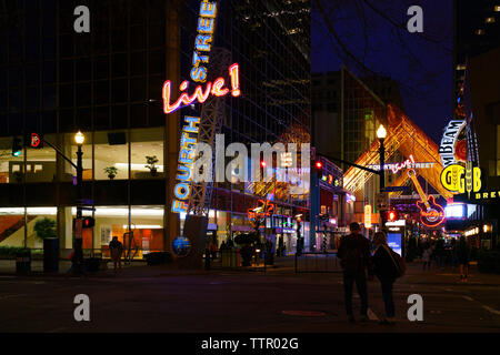 Neonlicht Fourth Street Live! In der Nacht, ein Downtown Louisville, Kentucky Komplex mit Restaurants, Bars, Nachtleben, Sport- und Unterhaltungsmöglichkeiten Stockfoto