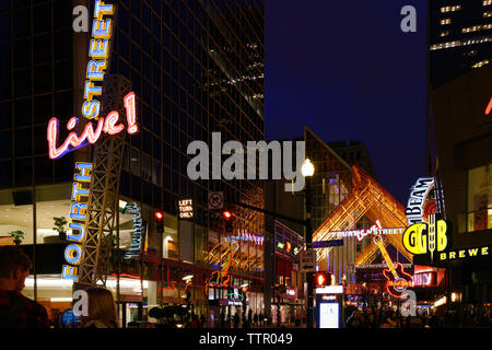 Neonlicht Fourth Street Live! In der Nacht, ein Downtown Louisville, Kentucky Komplex mit Restaurants, Bars, Nachtleben, Sport- und Unterhaltungsmöglichkeiten Stockfoto